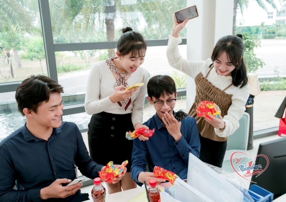 Vừa thanh nhiệt cơ thể để tươi tắn mỗi ngày với Trà Dr Thanh, vừa xé nhãn tham gia chương trình “Xé ngay trúng liền” để có cơ hội trúng hàng trăm ngàn giải thưởng giá trị. Ảnh: Tân Hiệp Phát