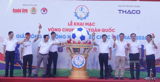 Các đại biểu thực hiện nghi thức đốt đuốc để Khai mạc vòng chung kết Giải bóng đá công nhân, viên chức Việt Nam 2026. Ảnh: Nguyễn Đăng
