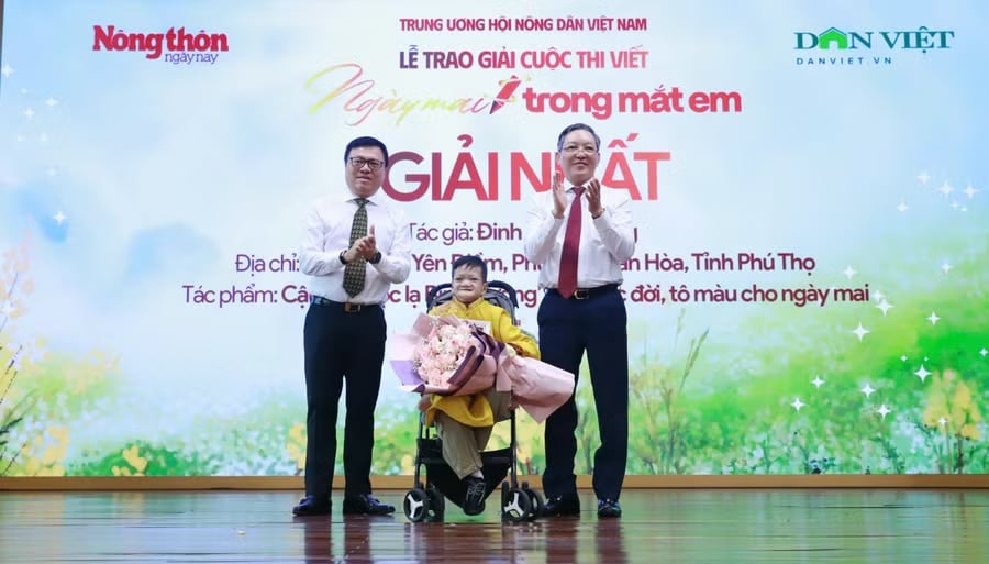 Ông Lương Quốc Đoàn, Chủ tịch Ban chấp hành Trung ương Hội Nông dân Việt Nam; ông Lê Quốc Minh, Phó trưởng Ban Tuyên giáo và Dân vận Trung ương, Tổng Biên tập Báo Nhân dân, Chủ tịch Hội Nhà báo Việt Nam trao giải Nhất cho em Đinh Bình Dương. Ảnh: Ban tổ chức