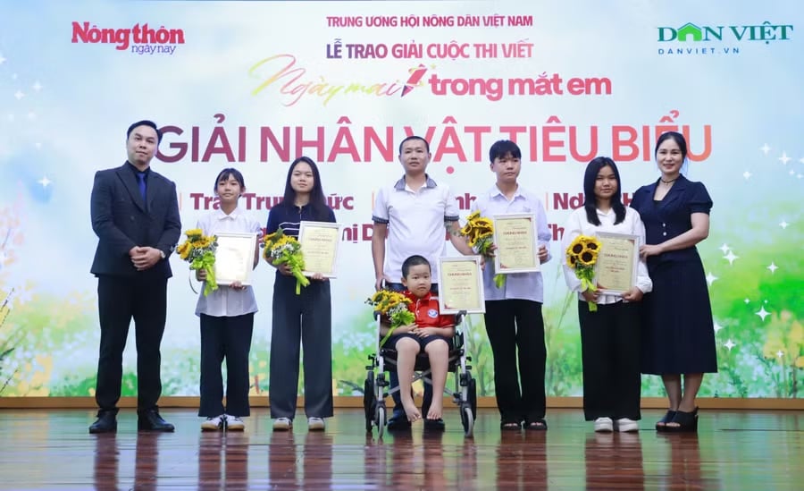 The writing contest "Tomorrow in my eyes" received more than 48,000 entries from students nationwide. Photo: Organizing Committee