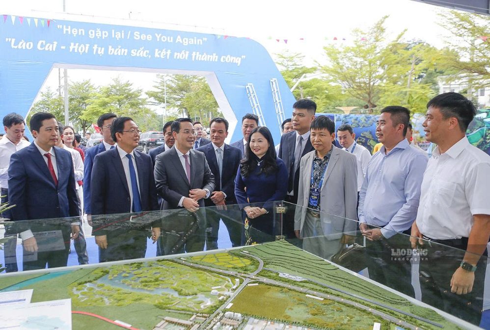 Phó Thủ tướng Chính phủ Hồ Quốc Dũng cùng các đồng chí lãnh đạo tỉnh tham quan bản đồ quy hoạch tỉnh, sa bàn các khu, cụm công nghiệp trọng điểm