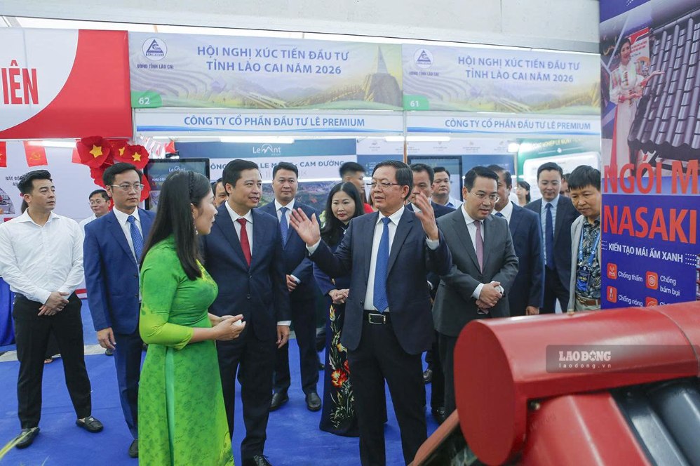 Các đại biểu tham quan các gian hàng giới thiệu sản phẩm OCOP và các sản phẩm đặc trưng của tỉnh Lào Cai. Ảnh: Tuấn Vũ