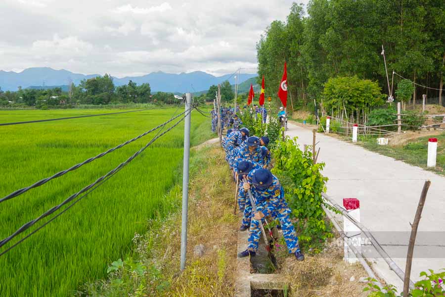 Lực lượng HVHQ nạo vét kênh mương tại khu vực thôn Suối Cá (xã Trung Khánh Vĩnh). Ảnh: Huy Tứ