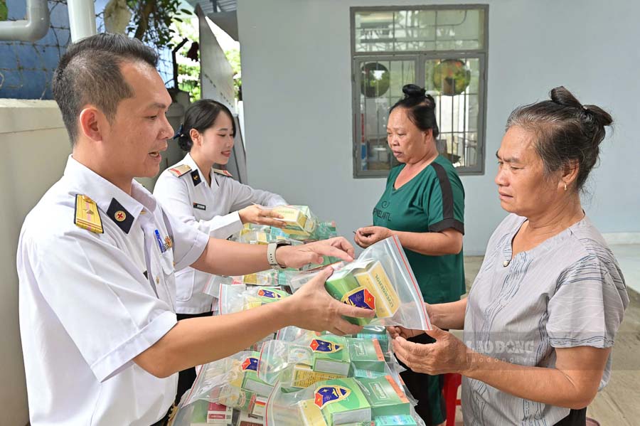 Funcionarios médicos militares de la Academia Naval asesoran sobre salud y distribuyen medicamentos gratuitos a la población local. Foto: Huy Tứ