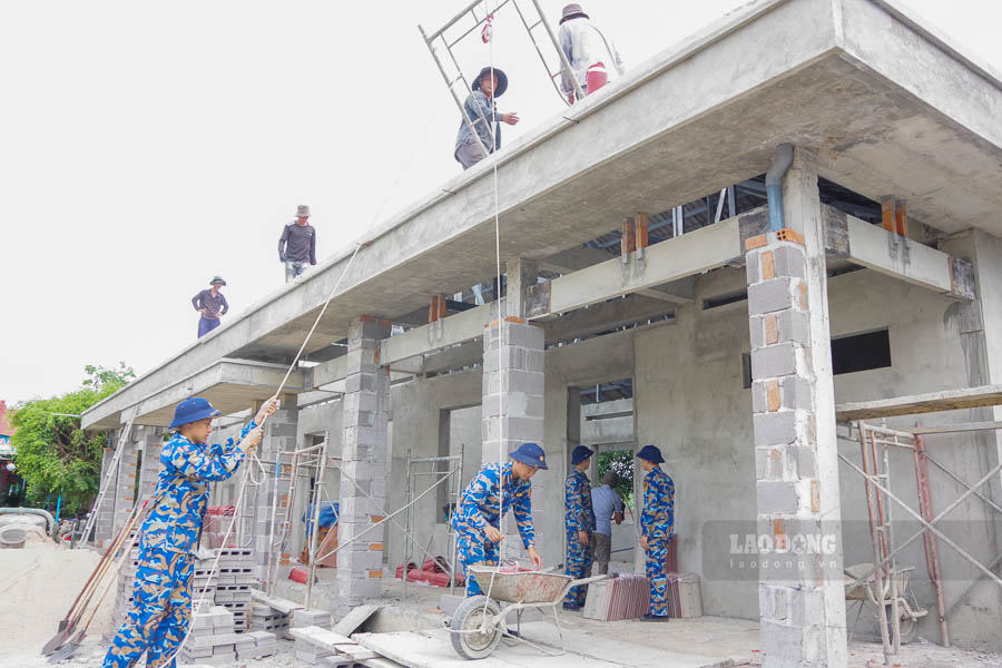 Các học viên Học viện Hải quân giúp xây dựng trường tại trường Mầm non Họa My (Khánh Hòa). Ảnh: Huy Tứ