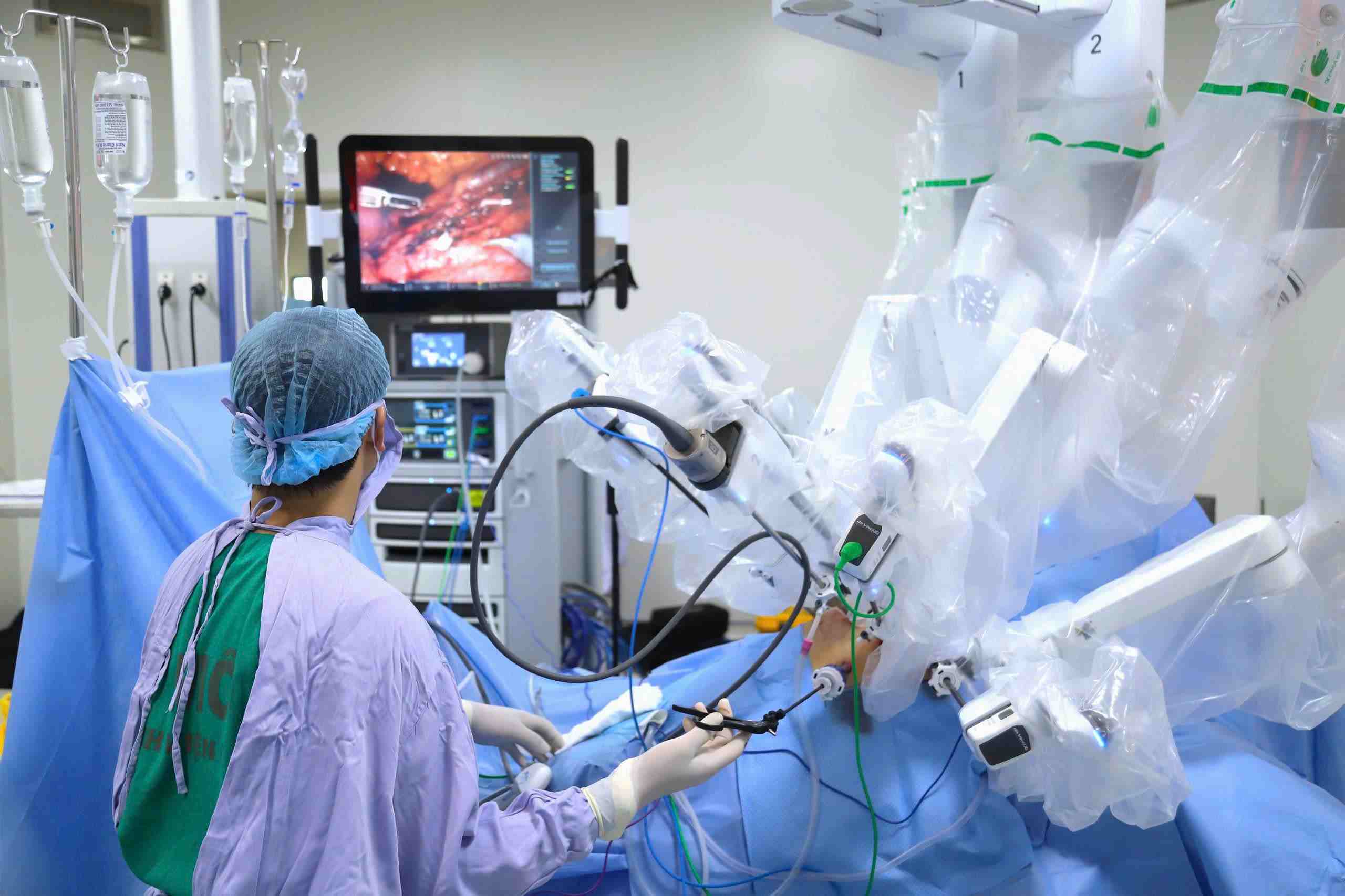 Ca phẫu thuật robot cho bệnh nhân ung thư trực tràng. Ảnh: BVCC