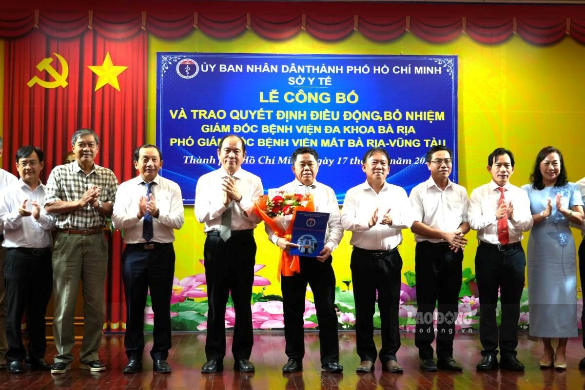 Announcing and awarding decisions to receive and appoint the new Director of Ba Ria General Hospital. Photo: Thanh An
