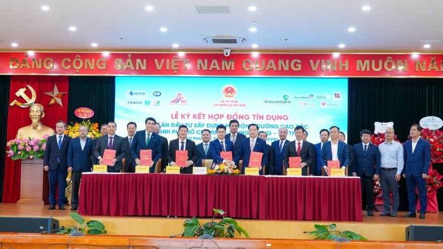 Agribank participates in signing a credit contract to implement the project to expand the Ho Chi Minh City - Trung Luong - My Thuan expressway. Photo: Agribank