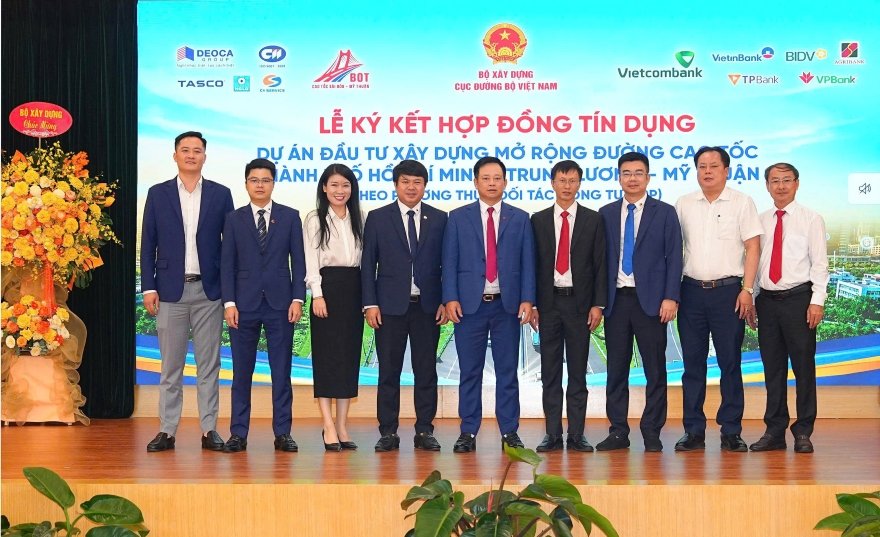 Ông Hoàng Minh Ngọc - Phó Tổng Giám đốc Agribank (giữa) tham dự Lễ ký kết hợp đồng tín dụng triển khai dự án mở rộng đường cao tốc TP. Hồ Chí Minh - Trung Lương - Mỹ Thuận. Ảnh: Agribank