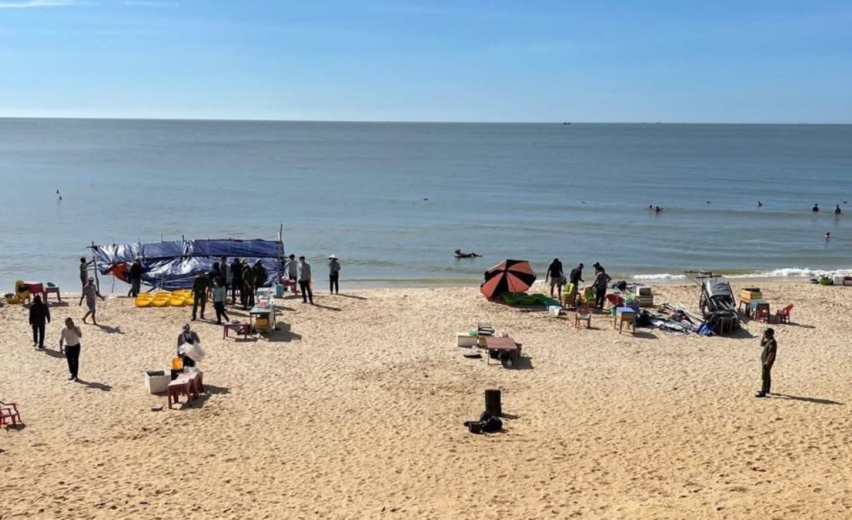 Mui Ne Ward dismantles roofs and tents occupying the beach for illegal business. Photo: Provided by Mui Ne Ward People's Committee