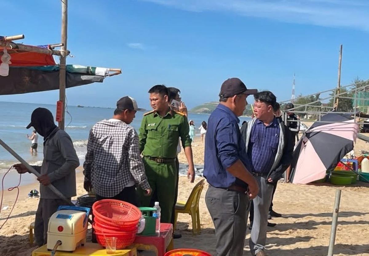 Lực lượng chức năng tổ chức tháo dỡ các công trình, vật dụng vi phạm theo quy định. Ảnh: UBND phường Mũi Né