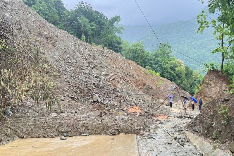 Sạt lở đường Km45+150, tỉnh lộ 111, đoạn qua bản Lừm Thượng B, xã Pắc Ngà. Ảnh: UBND xã Pắc Ngà