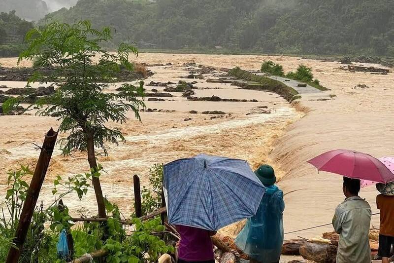 Rising stream water has flooded many rice fields of people in Hua Trai area, Chieng Lao commune. Photo: Chieng Lao Commune People's Committee