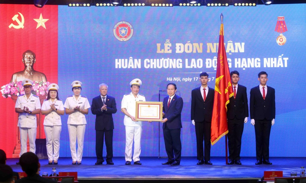 The Department of Civil Judgment Enforcement Management (CJED) was awarded the First-class Labor Medal for outstanding and unexpected achievements in organizing CJED nationwide. Photo: CJED Management Department