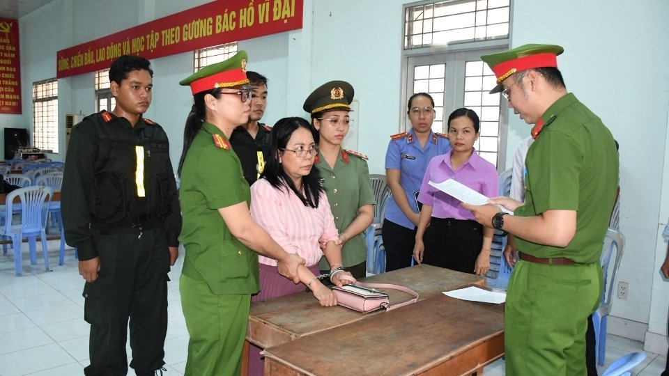 Cơ quan Cảnh sát điều tra Công an tỉnh Vĩnh Long thi hành lệnh bắt tạm giam đối với Cao Thị Ngọc Mai. Ảnh: Cổng TTĐT Công an Vĩnh Long