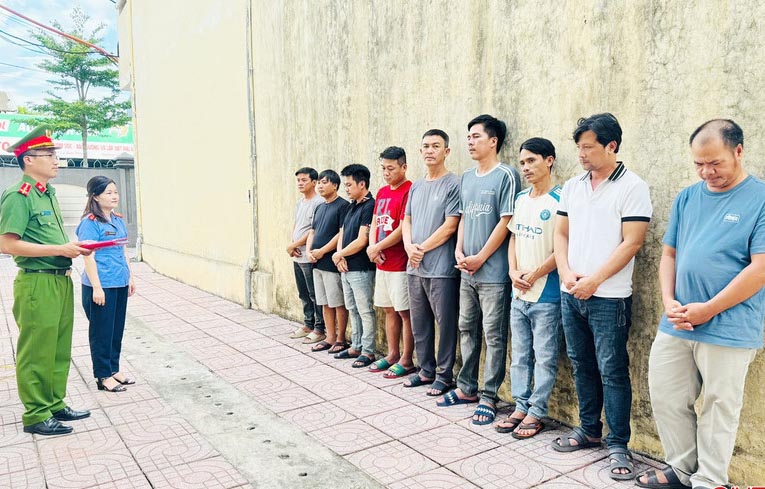 Đường dây cá độ bóng đá bị triệt phá, Cơ quan điều tra tống đạt các quyết định khởi tố 9 đối tượng. Ảnh: Công an Hà Tĩnh
