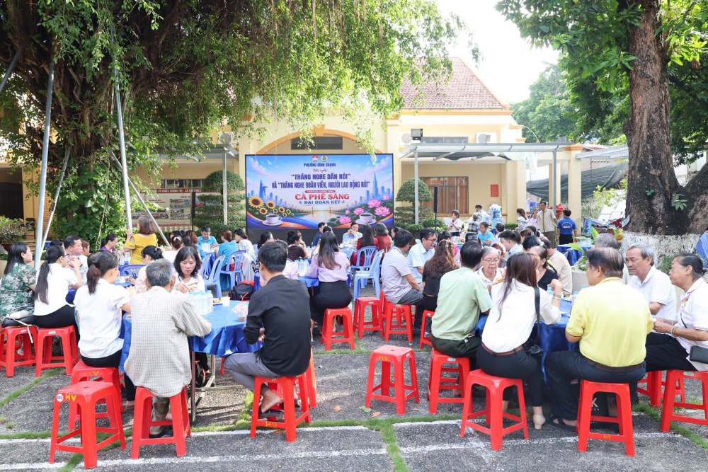 The conference "Month of listening to people's voices" and "Month of listening to union members and workers' voices" through the great solidarity morning coffee program took place on July 17. Photo: Provided by the Vietnam Fatherland Front Committee of Binh Thanh ward