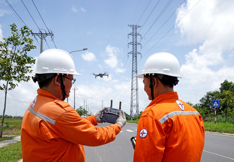 Nhân viên EVNSPC ứng dụng flycam trong kiểm tra lưới điện. Ảnh: EVNSPC cung cấp