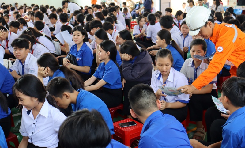 Nhân viên EVNSPC tuyên truyền tiết kiệm điện trong trường học. Ảnh: EVNSPC cung cấp