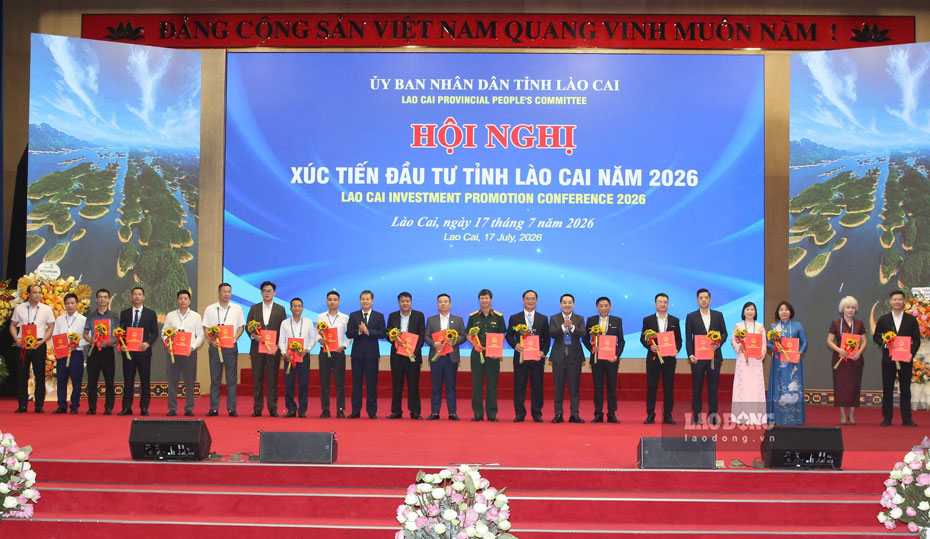 Lao Cai Provincial People's Committee awards Investment Policy Approval Decisions to investors. Photo: Bao Nguyen
