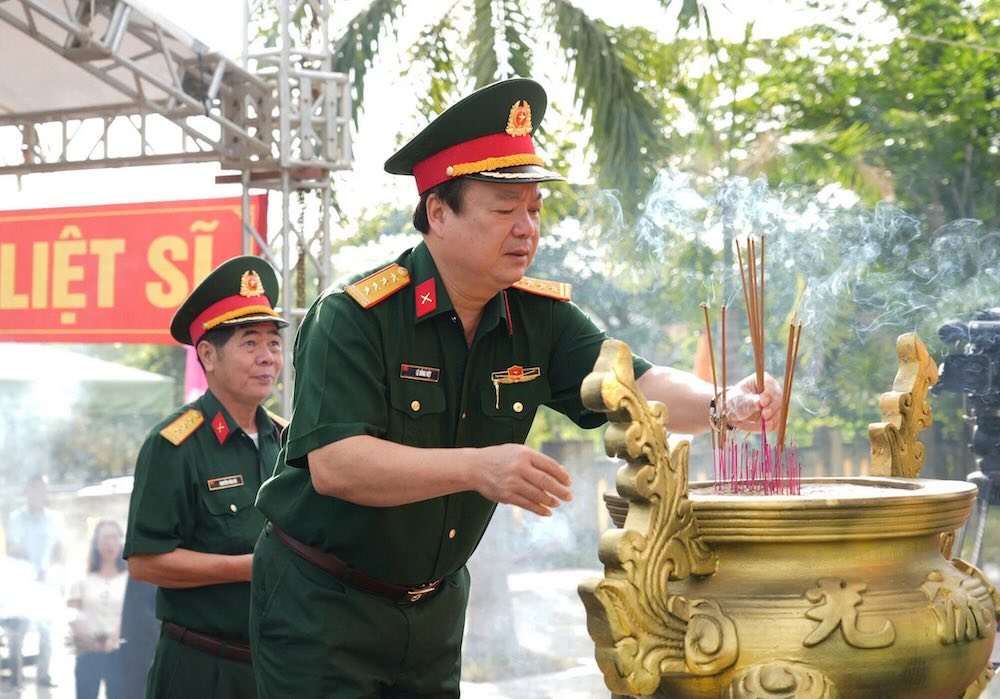 Colonel Le Hong Viet and members of the Steering Committee for searching, repatriating and identifying martyrs' remains offer incense to commemorate heroic martyrs. Photo: Hue City Military Command