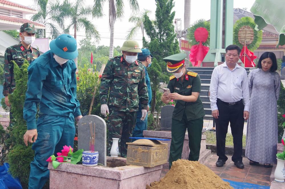 Các lực lượng chuyên trách khai quật các phần mộ liệt sĩ để lấy mẫu sinh phẩm. Ảnh: Bộ CHQS TP Huế