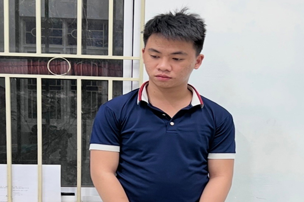 Công an áp giải Nguyễn Văn Việt để thi hành bản án 20 tháng tù theo quy định. Ảnh: Công an cung cấp.