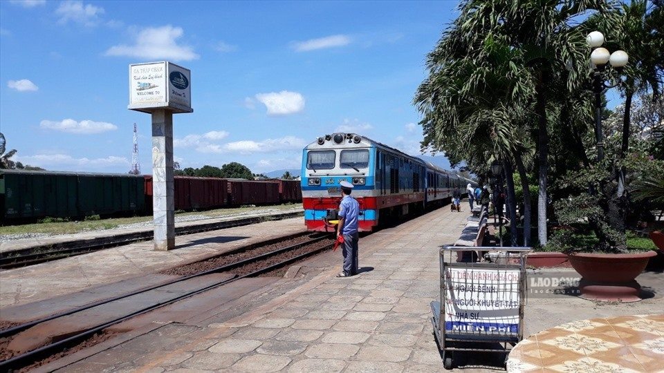 Công dân phản ánh về việc thu phí xe đẩy hành lý tại Ga Tháp Chàm. Ảnh: Hữu Long