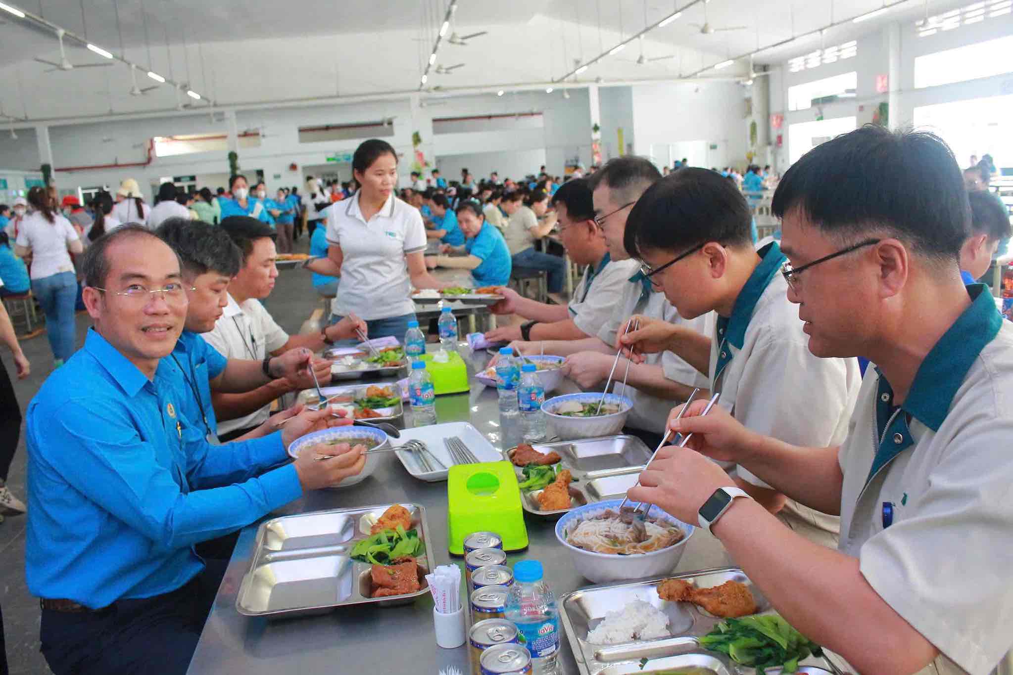 The Board of Directors and the Grassroots Trade Union attended the "Trade Union Meal" before with company employees. Photo: Grassroots Trade Union of TKG Taekwang Vina Company