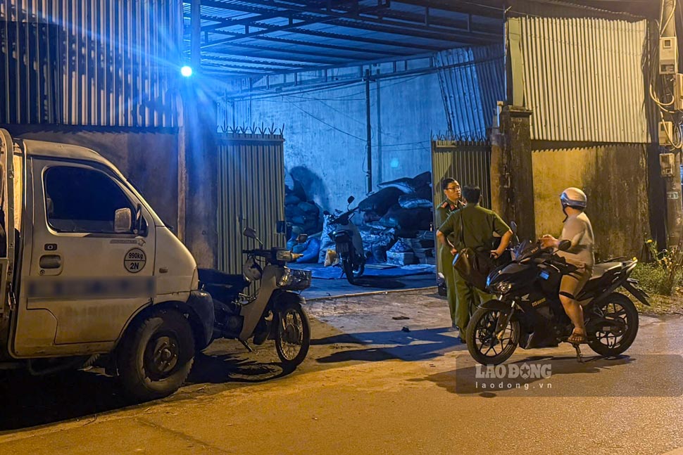 Police examine the scene, investigate the cause of the labor accident that killed the female worker. Photo: Thanh Tri