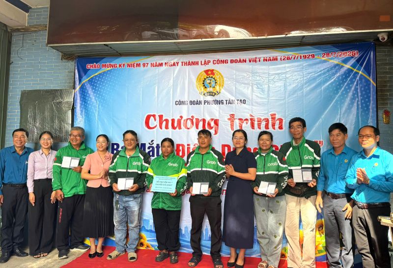 Technology motorbike taxi union members receive loan support to convert gasoline-powered vehicles to electric vehicles. Photo: Tan Tao Ward Trade Union provided