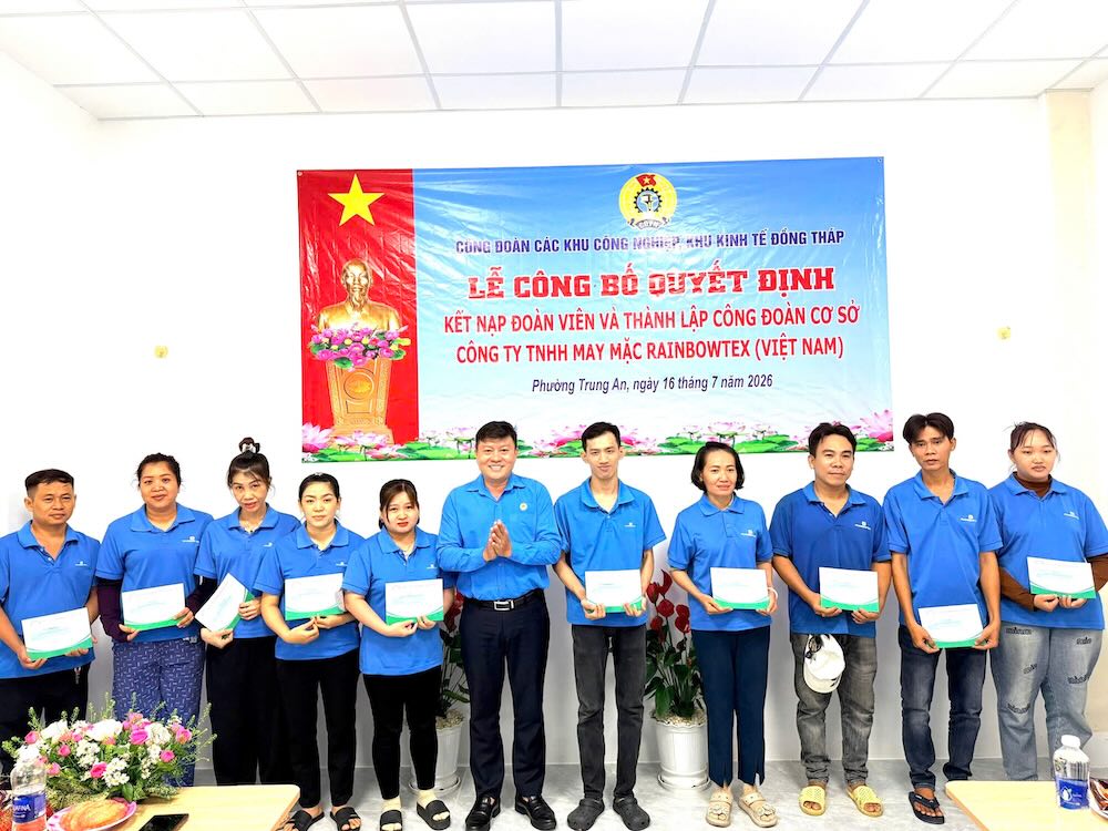 Ông Nguyễn Thanh Nhàn – Chủ tịch Công đoàn các Khu công nghiệp, Khu kinh tế Đồng Tháp (đứng thứ 6 từ trái sang) tặng phiếu khám và tầm soát sức khoẻ tổng quát miễn phí cho đoàn viên.