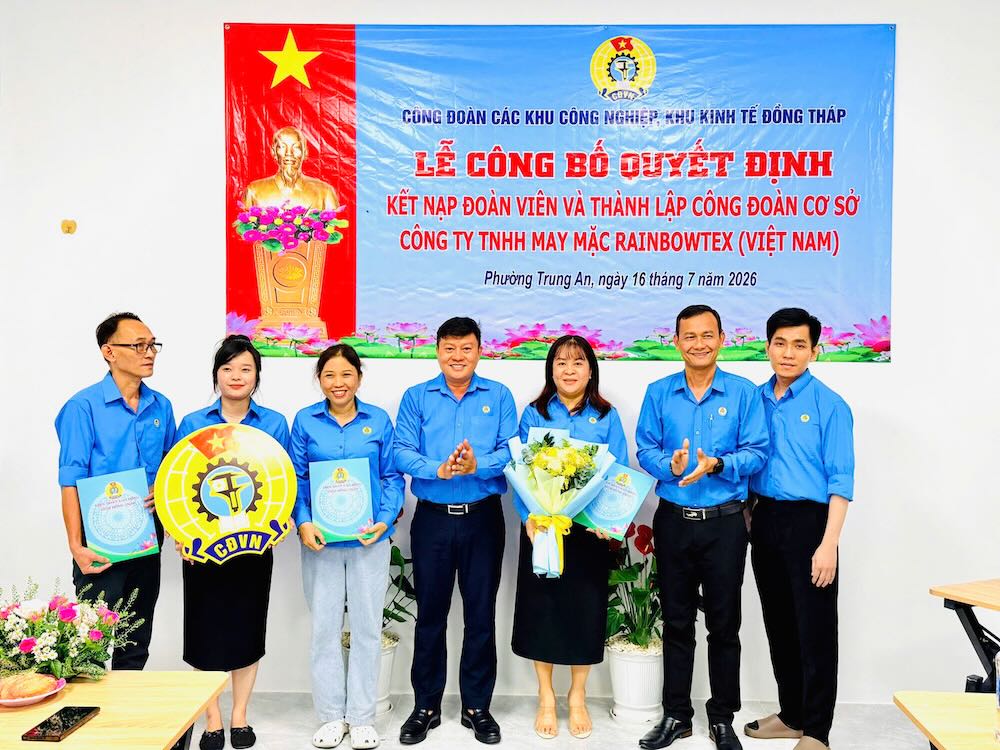 Ông Hoàng Khắc Tinh, Phó Chủ tịch Thường trực LĐLĐ tỉnh Đồng Tháp (đứng thứ 2 bên phải) trao quyết định thành lập CĐCS tại Công ty TNHH May mặc Rainbowtex Việt Nam. Ảnh: Thanh Nhàn.