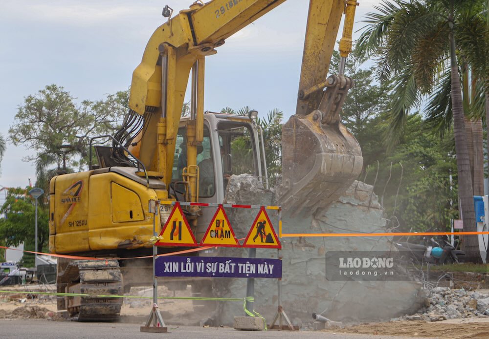 Maquinaria de construcción para ampliar la calle Ba Trieu, ciudad de Hue. Foto: Hong Quan