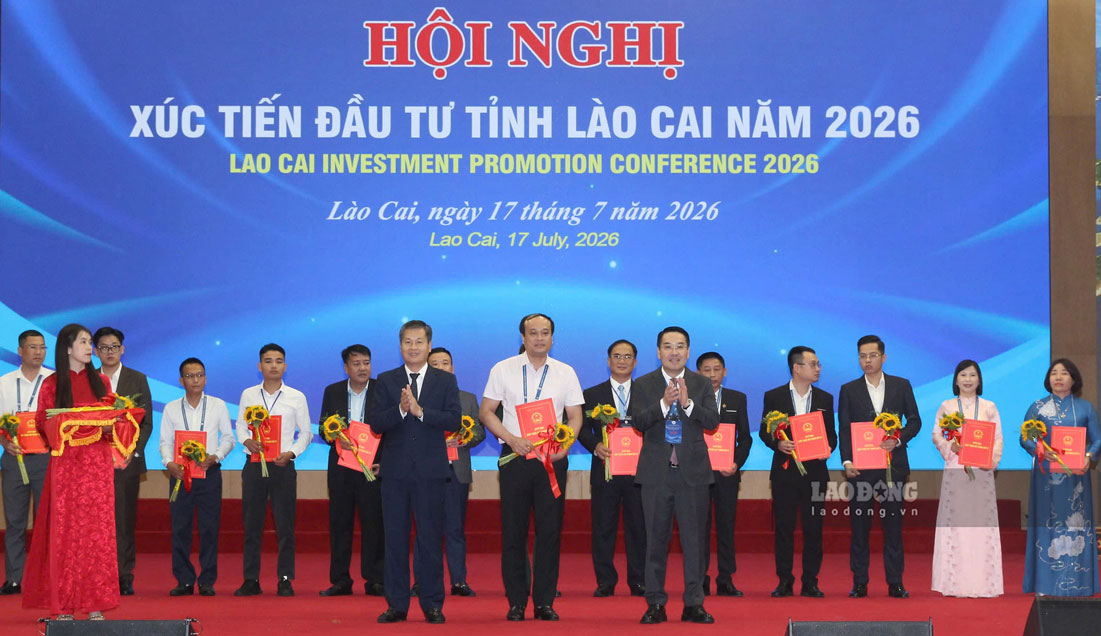 Lao Cai Provincial People's Committee awards Investment Policy Approval Decisions to investors. Photo: Bao Nguyen