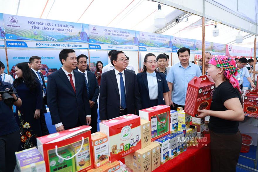 Các đại biểu tham quan các gian hàng giới thiệu sản phẩm OCOP và các sản phẩm đặc trưng của tỉnh Lào Cai. Ảnh: Tuấn Vũ