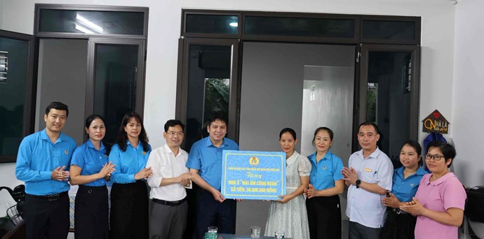 Đại diện Cụm thi đua LĐLĐ các tỉnh miền núi biên giới phía Bắc trao "Mái ấm Công đoàn". Ảnh: Công đoàn tỉnh Điện Biên