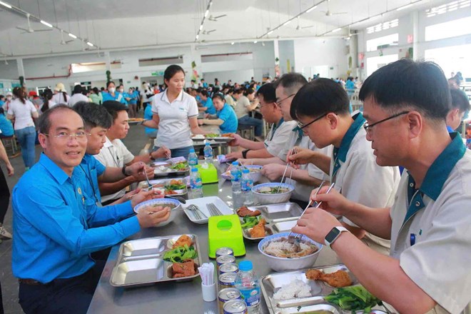 Ban giám đốc và Công đoàn cơ sở cùng dự "Bữa cơm Công đoàn" trước đây với người lao động công ty. Ảnh: Công đoàn Cơ sở Công ty TKG Taekwang Vina