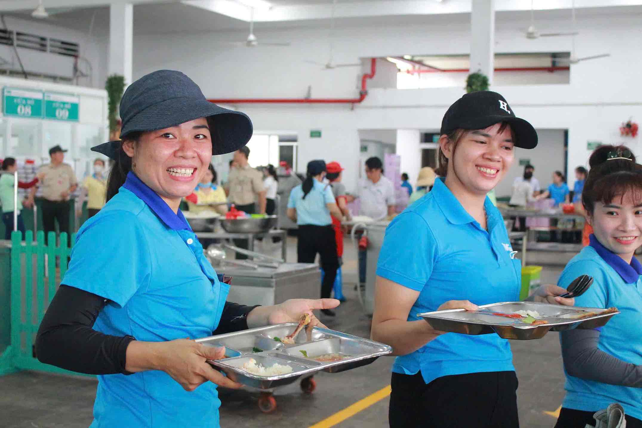 Đoàn viên, người lao động tại “Bữa cơm Công đoàn” ở Đồng Nai. Ảnh: Công đoàn Cơ sở Công ty TKG Taekwang Vina