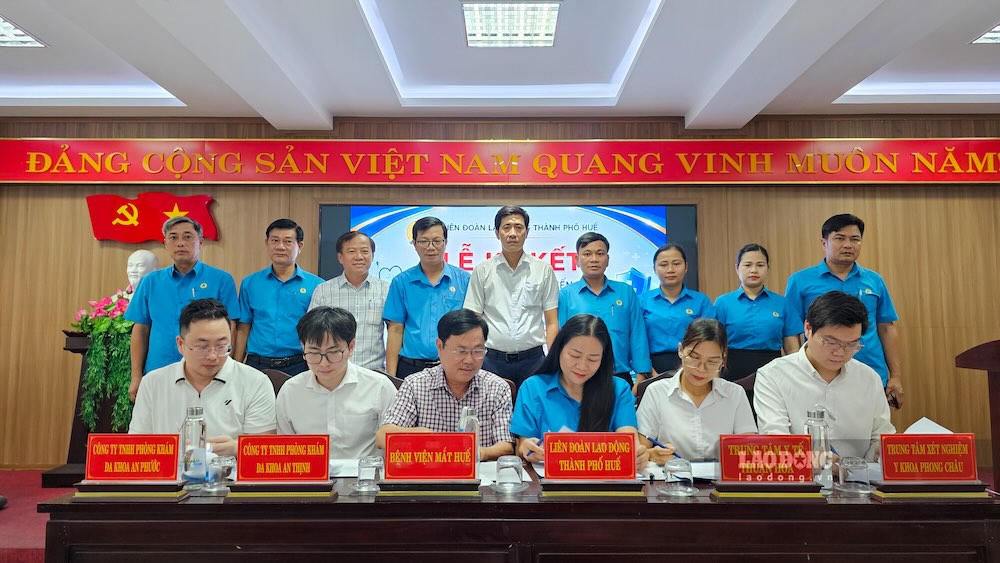 Hue City Labor Federation signs a medical welfare program to serve union members. Photo: Phuc Dat.
