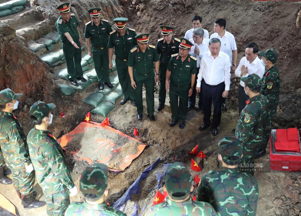 Tổng Bí thư, Chủ tịch nước Tô Lâm kiểm tra khu vực tìm kiếm hài cốt liệt sĩ ở Công viên Lê Thị Riêng.  Ảnh: Ban Tổ chức cung cấp