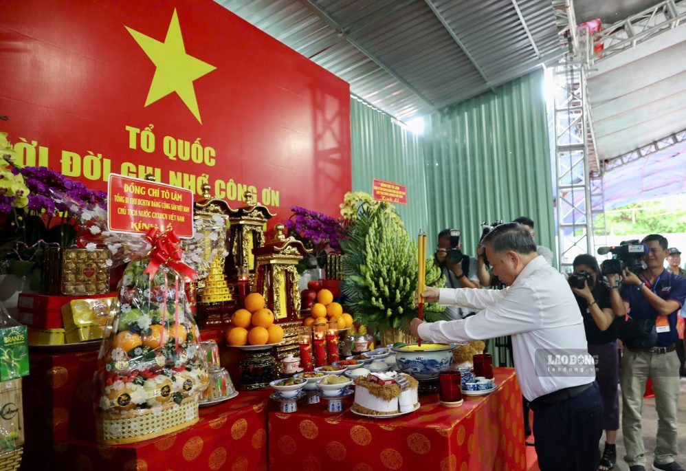 Tổng Bí thư, Chủ tịch nước Tô Lâm dâng hương tưởng niệm các Anh hùng liệt sĩ tại công viên Lê Thị Riêng. Ảnh: Ban Tổ chức cung cấp