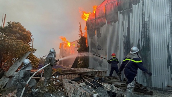 Mobilizing 15 fire trucks to control the fire at a wood workshop. Photo provided by the Police