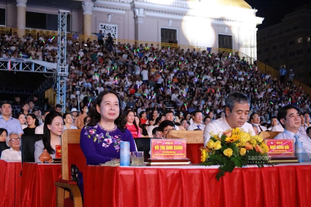 Dự lễ khai mạc có Phó Chủ tịch nước Võ Thị Ánh Xuân, cùng lãnh đạo các bộ, ngành Trung ương và tỉnh Khánh Hòa. Ảnh: Phương Linh