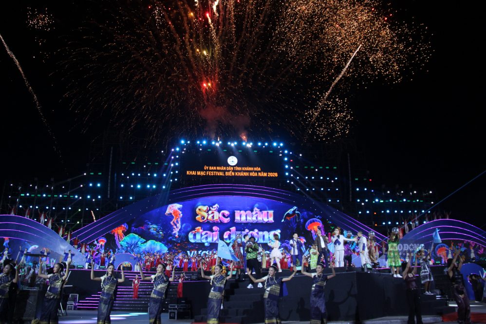 Khanh Hoa Sea Festival attracts thousands of people and tourists to experience the unique culture of Tram Bien Yen. Photo: Phuong Linh