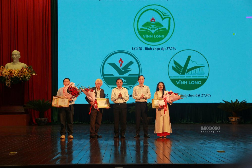 Leaders of Vinh Long province awarded certificates of merit, certificates and congratulated the authors who won prizes in the Provincial Logo Design Contest. Photo: Hoang Loc