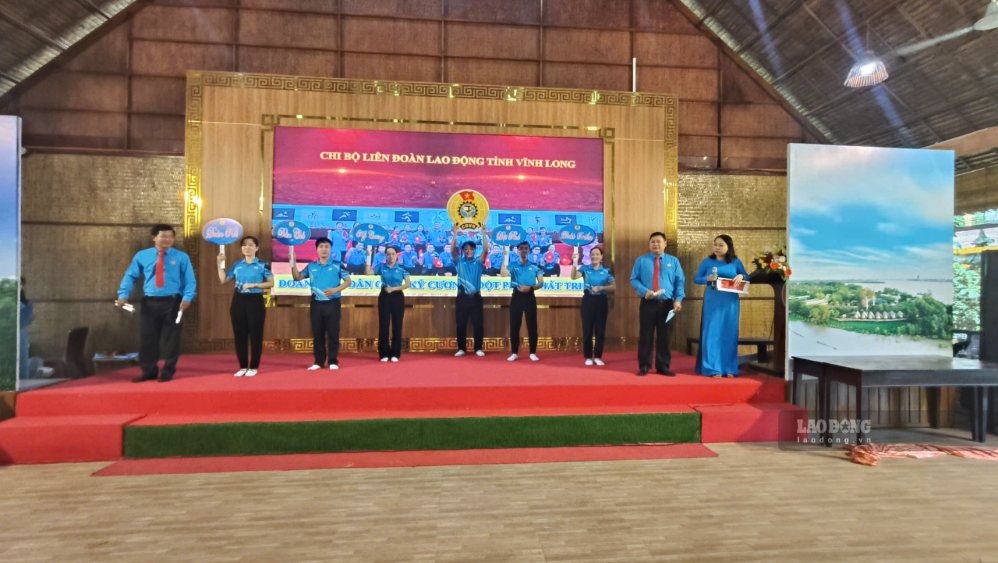 Các đội thi mang đến nhiều tiết mục sân khấu hóa sáng tạo, lan tỏa việc học tập và làm theo tư tưởng, đạo đức, phong cách Hồ Chí Minh. Ảnh: Hoàng Lộc
