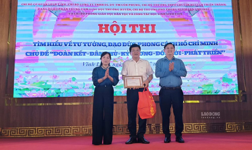 Representatives of the Organizing Committee awarded prizes to the team with the excellent performance at the thematic activity organized by the Party Committee of Vinh Long Provincial Labor Federation in coordination with the Party Committee of the Department of Education and Training and Party cells and departments. Photo: Hoang Loc