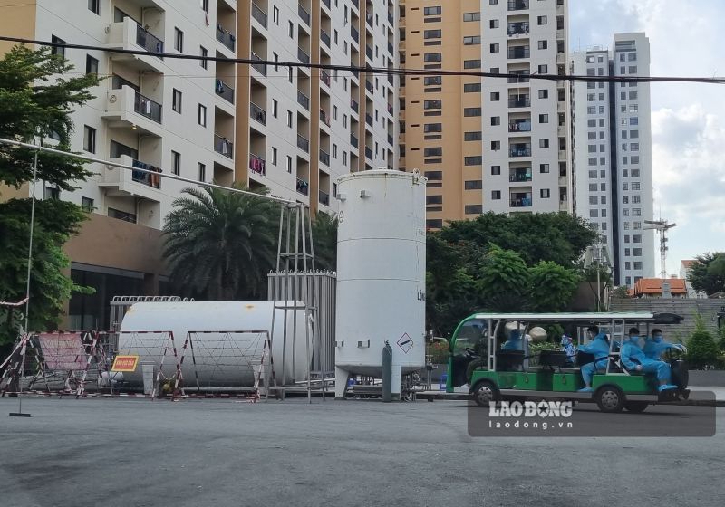 People living in locations and areas announced by agencies and competent authorities who are being quarantined for disease prevention and control reasons are temporarily not allowed to change their place of residence. Photo: Nam Duong