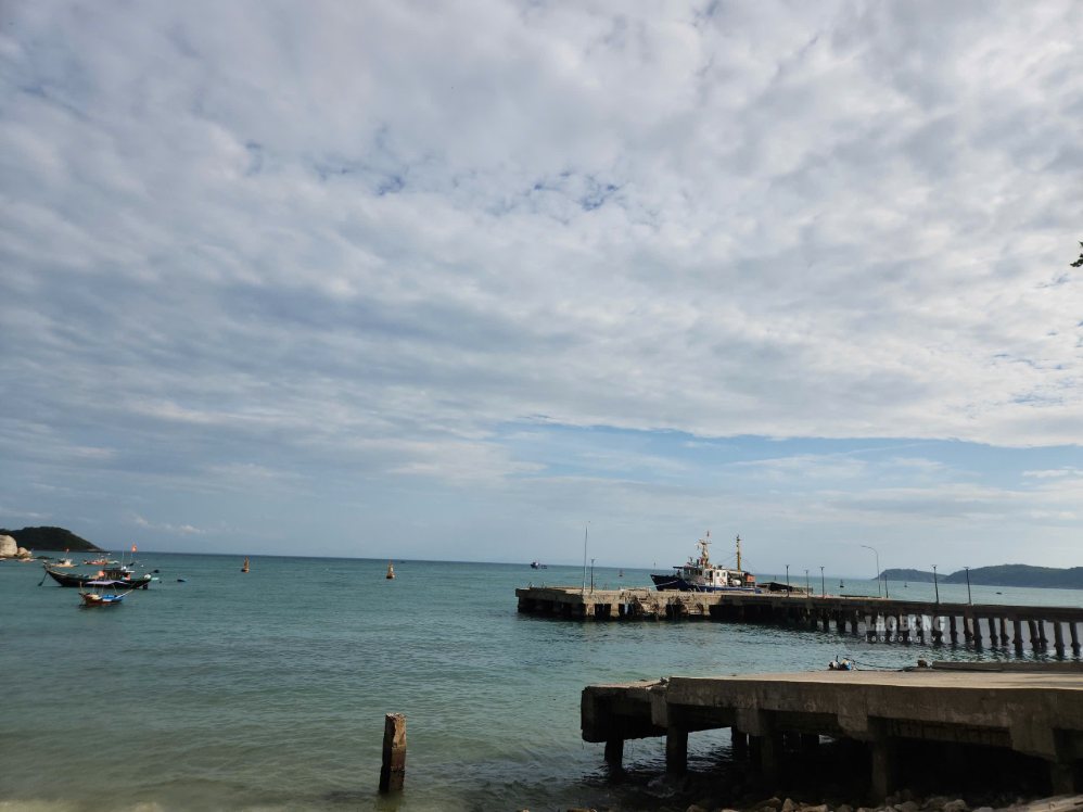 Tan Hiep Island Commune People's Committee (Da Nang City) coordinates with functional forces and travel businesses to bring about 300 tourists, mostly international tourists, safely from Cu Lao Cham to the mainland. Photo: Nguyen Linh